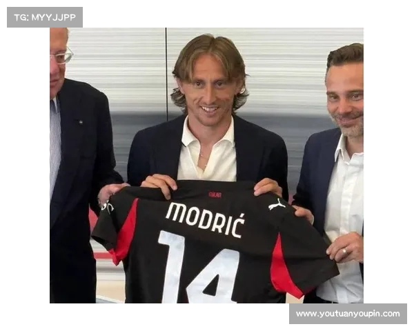 莫德里奇在米兰官方旗舰店亮相球迷热情高涨引爆现场气氛